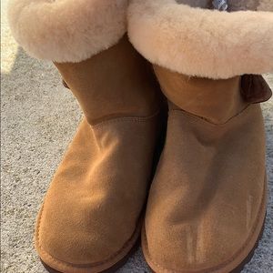 Brown UGG with bows